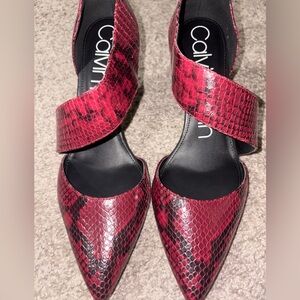 NEVER WORN: Calvin Klein Size 10 Heels Burgundy/Wine & Black
